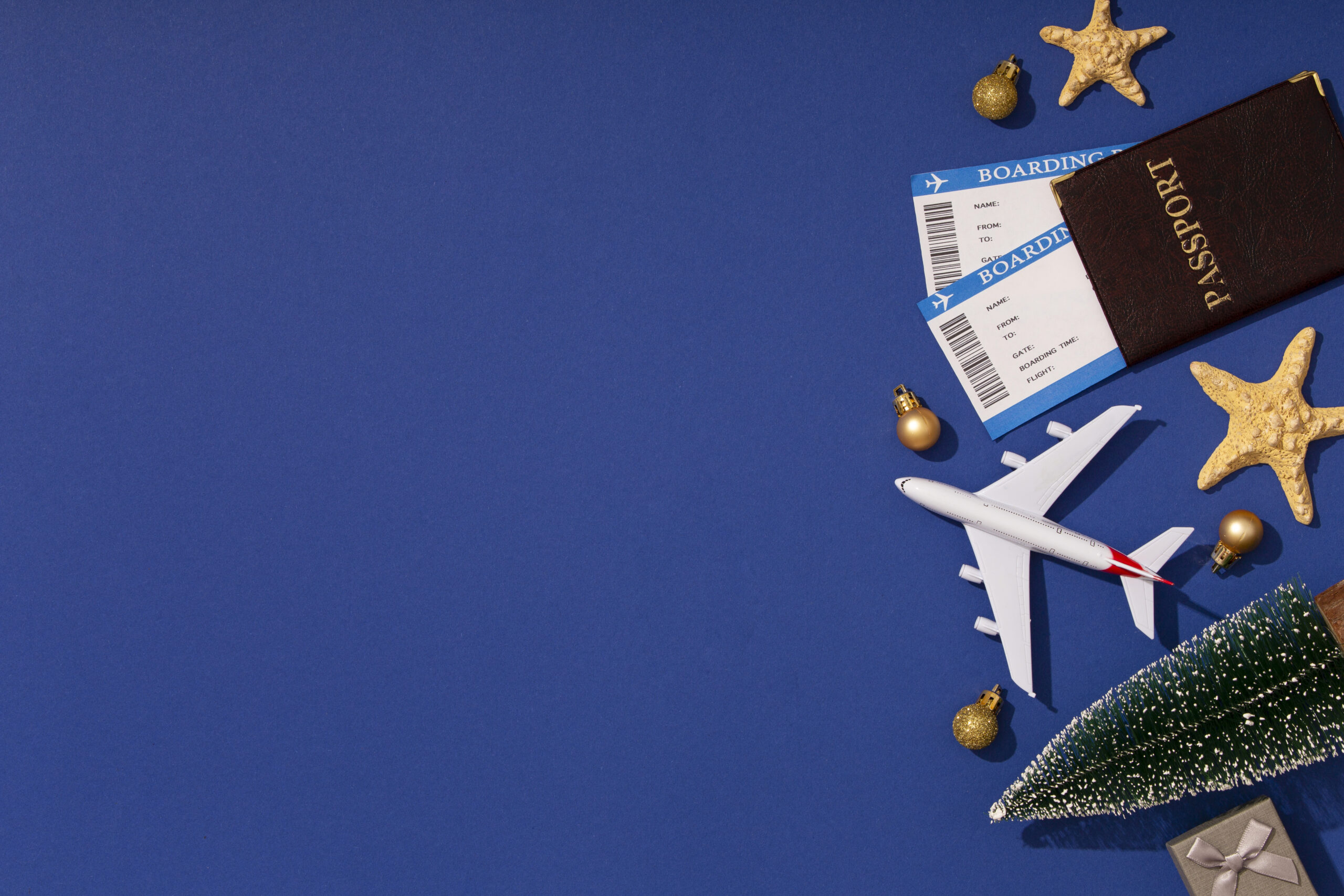 christmas-travel-concept-with-airplane